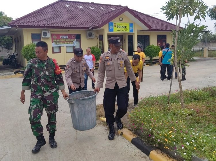 Sinergitas TNI-POLRI, Polsek Jajaran Polresta Cirebon Laksanakan Jumat Bersih Bersama Koramil di Desa Sidaresmi