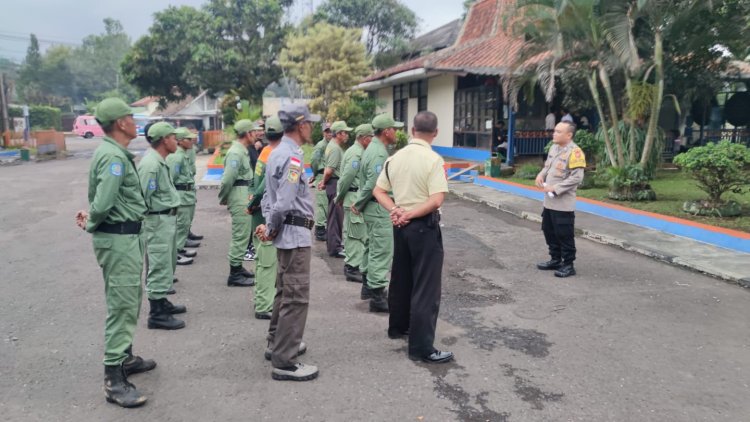 Tingkatkan Kemampuan,Polsek Sukaraja Berikan Pelatihan Anggota Linmas