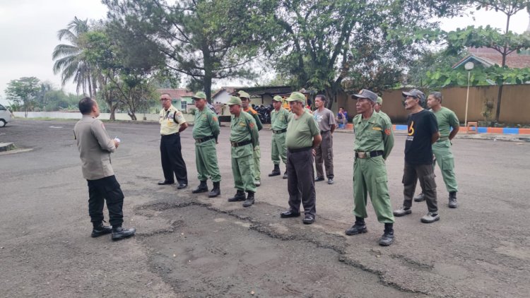 Tingkatkan Kemampuan,Polsek Sukaraja Berikan Pelatihan Anggota Linmas