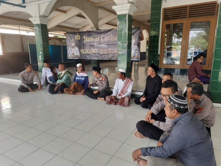 Kapolsek Gempol  Polestra Cirebon Giat Jumat Curhat Bersama  Warga dan Perangkat Desa Kedungbunder
