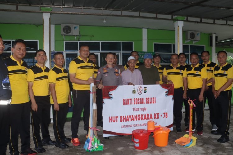 Polres Lampung Selatan Bhakti Sosial Bersih-Bersih Masjid Baitun Nur Sukajaya