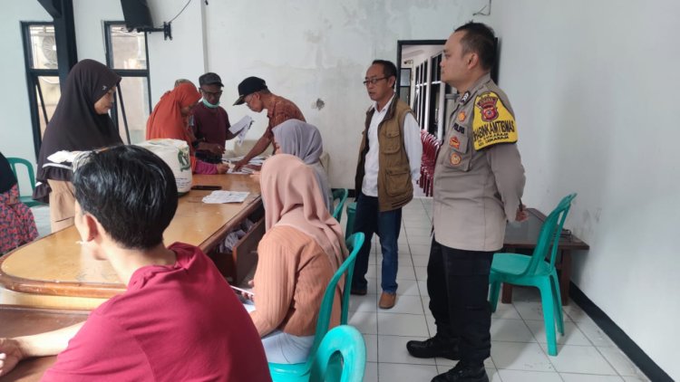 Bhabinkamtibmas Polsek Sukaraja, Laksanakan Monitoring Penyaluran Beras Bansos