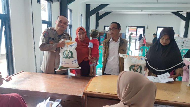 Bhabinkamtibmas Polsek Sukaraja, Laksanakan Monitoring Penyaluran Beras Bansos