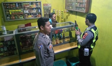 Operasi Pekat, Personel Polsek Sukalarang Gencarkan Razia Miras Ke Kios Jamu