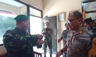 Beri Kejutan Dalam Rangka HUT Bhayangkara ke-78, Danramil Warudoyong Sampaikan Ucapan Selamat