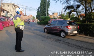 Bantu Warga Dalam Aktifitasnya,Unit Lantas Polsek Sukaraja Laksanakan Gatur Lalin