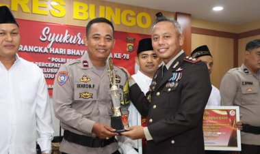 Bhabinkamtibmas Bersama Ketua RT 05 Dusun Sungai Mengkuang Bungo, Terima Penghargaan dari Kapolres Bungo