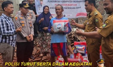Polisi Turut Serta Dalam Giat Pemberian Bantuan  Korban Bencana Alam di Indramayu