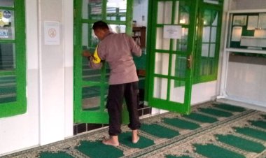 Jum'at Bersih, Bhabinkamtibmas Polsek Cisaat Laksanakan Kerja Bakti  di Lingkungan Mesjid Jami