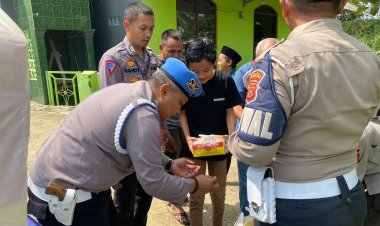 Melalui Jum'at Berkah, Polsek Sukaraja Bagikan Nasi Kotak Gratis Kepada Warga