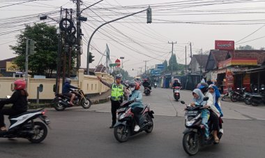 Melalui Gatur Lalin, Bentuk Pelayanan Polsek Baros Kepada Warga
