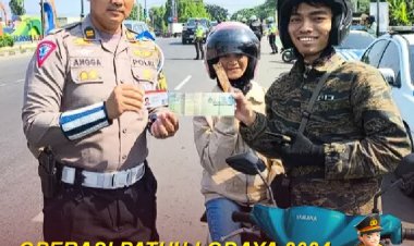 Operasi Patuh Lodaya 2024, Polisi Bagikan Coklat Kepada Pengendara  Tertib Berlalulintas