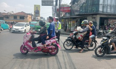 Wujudkan Kamseltibcar Lantas Aman Kondusif, Polsek Cisaat Laksanakan Gatur Lalin