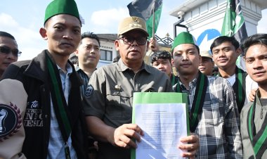 PJ Wali Kota Sukabumi Tanggapi Langsung Unjuk Rasa HMI Tuntut Netralitas ASN