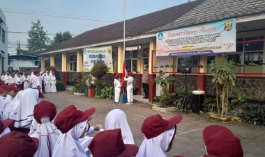 Panit Binmas Polsek Cisaat Jadi Pembina Upacara di SDN Sukamanah