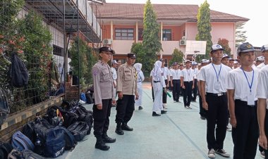 Bhabinkamtibmas Polsek Lembursitu Laksanakan Giat MPLS di SMKN 4 Kota Sukabumi