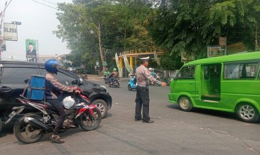 Antisipasi Kemacetan, Polsek Cisaat Gelar Gatur Lalin Siang