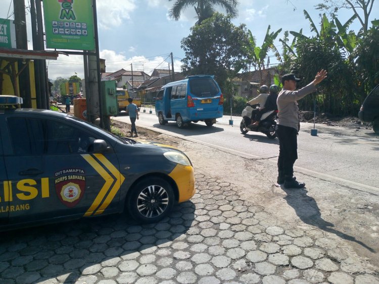 Saat Perbaikan Jalan, Anggota Polsek Sukalarang Polres Sukabumi Giat Pengaturan Lalu Lintas