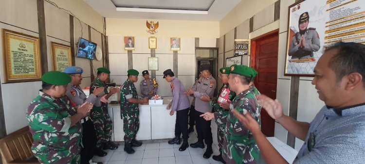 Sinergitas TNI-POLRI, Koramil Susukan Kunjungi Polsek Susukan Polestra Cirebon Beri Ucapan Hari Bhayangkara ke-78