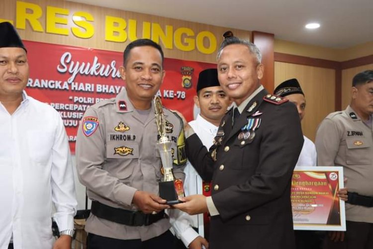 Bhabinkamtibmas Bersama Ketua RT 05 Dusun Sungai Mengkuang Bungo, Terima Penghargaan dari Kapolres Bungo