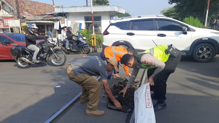 Respons Cepat Polsek Warudoyong, Perbaiki Jalan Berlubang Guna Minimalisir Laka Lantas