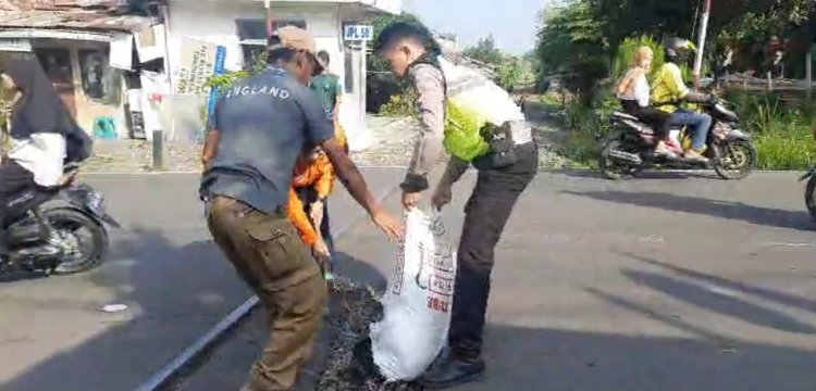 Respons Cepat Polsek Warudoyong, Perbaiki Jalan Berlubang Guna Minimalisir Laka Lantas