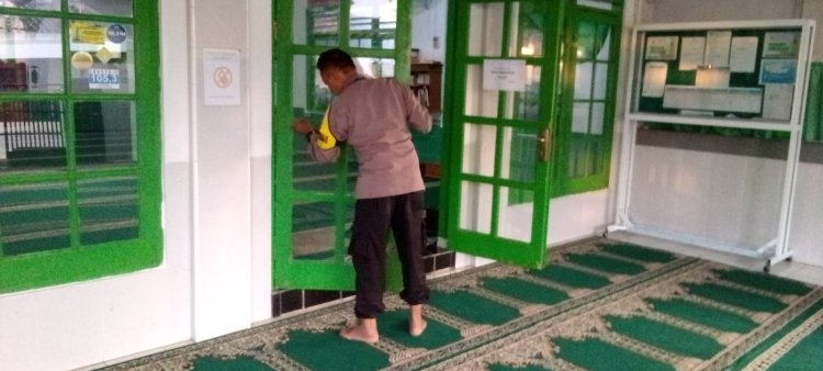 Jum'at Bersih, Bhabinkamtibmas Polsek Cisaat Laksanakan Kerja Bakti  di Lingkungan Mesjid Jami