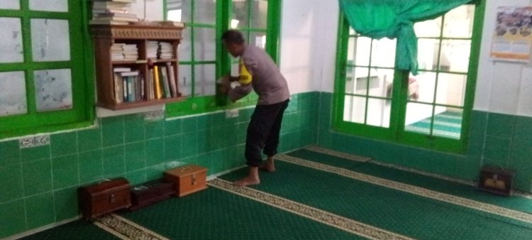 Jum'at Bersih, Bhabinkamtibmas Polsek Cisaat Laksanakan Kerja Bakti  di Lingkungan Mesjid Jami