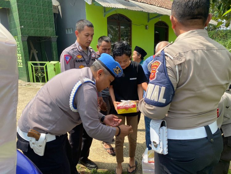 Melalui Jum'at Berkah, Polsek Sukaraja Bagikan Nasi Kotak Gratis Kepada Warga