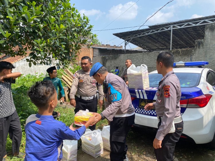 Melalui Jum'at Berkah, Polsek Sukaraja Bagikan Nasi Kotak Gratis Kepada Warga