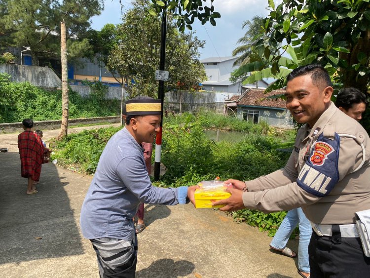 Melalui Jum'at Berkah, Polsek Sukaraja Bagikan Nasi Kotak Gratis Kepada Warga