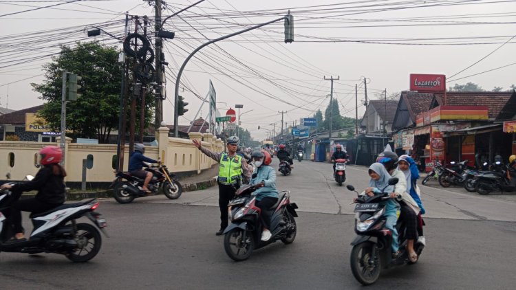 Melalui Gatur Lalin, Bentuk Pelayanan Polsek Baros Kepada Warga