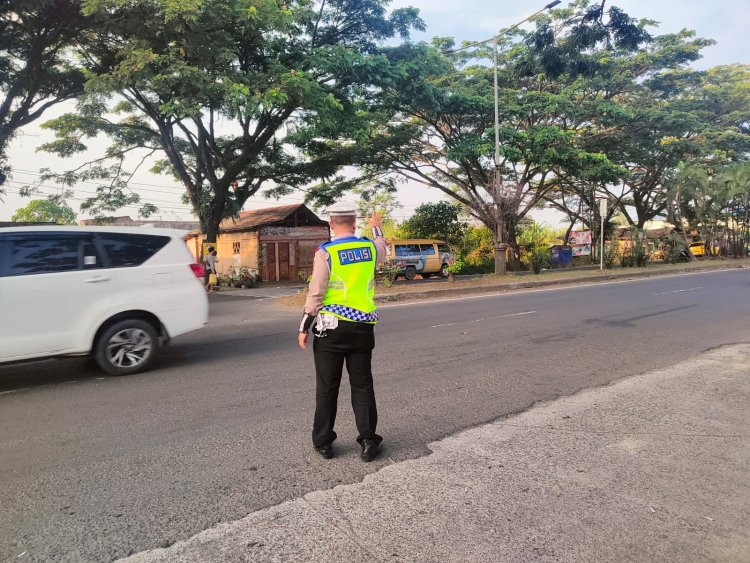 Melalui Gatur Lalin, Bentuk Pelayanan Polsek Baros Kepada Warga