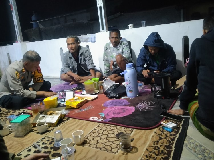 Kapolsek Sukaraja bersama Tim Patroli Sosialisasikan nomor hp Pengaduan masyarakat di Perum Pesona Limbangan