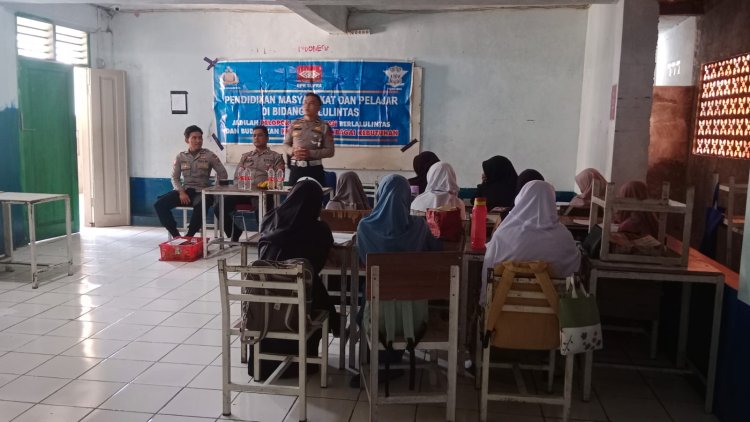 Police Goes To School, Polsek Baros Gelar Sosialisasi Lalu Lintas dan Kenakalan Remaja di SMP IT Al Huda