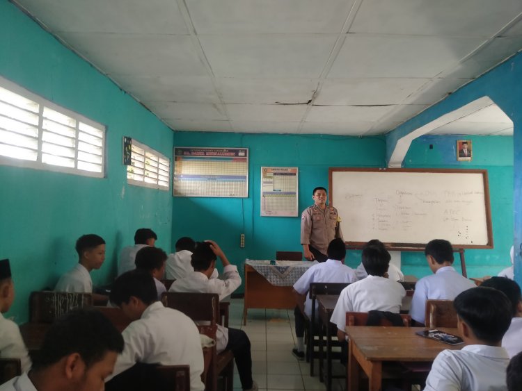 Bhabinkamtibmas Polsek Sukaraja Berikan Pembekalan Kegiatan MPLS Kepada Siswa MA Darul Muttalimin Sukabumi