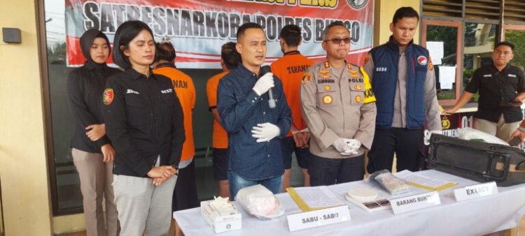 Satresnarkoba Polres Bungo Amankan Kurir Wanita dengan Barang bukti 1 Kg Diduga Narkotika Jenis Sabu