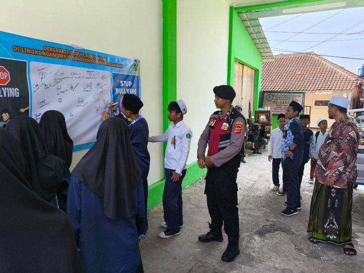 Bhabinkamtibmas Polsek Baros Hadiri Giat MPLS dan Deklarasi Anti Bullying di SMP As Sakinah