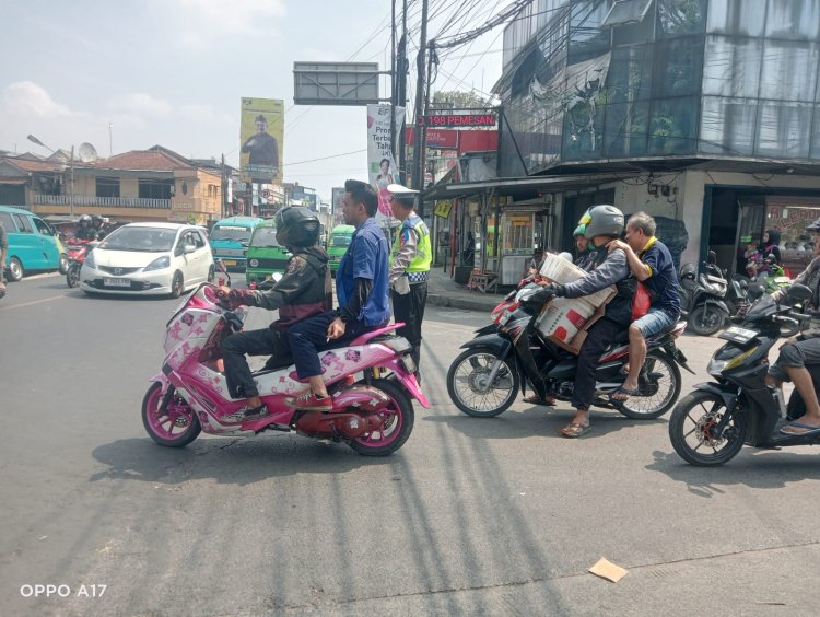 Wujudkan Kamseltibcar Lantas Aman Kondusif, Polsek Cisaat Laksanakan Gatur Lalin