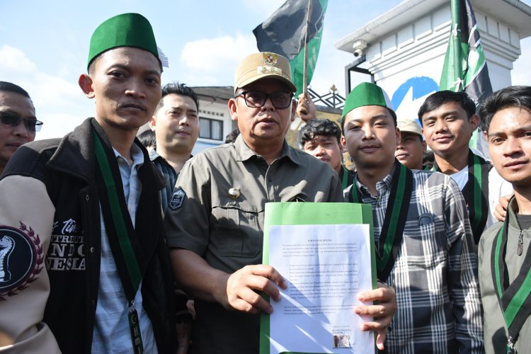 PJ Wali Kota Sukabumi Tanggapi Langsung Unjuk Rasa HMI Tuntut Netralitas ASN