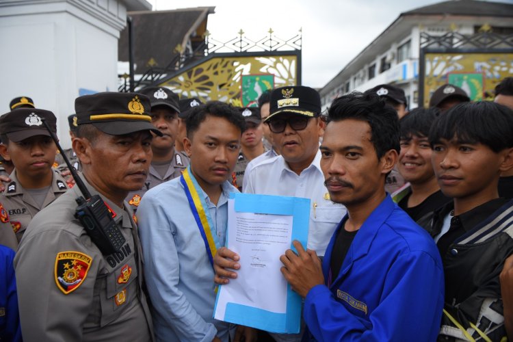 PJ Walikota Sukabumi Bertemu Para Demonstran Dari PC PMII Terkait Kinerja Para SKPD