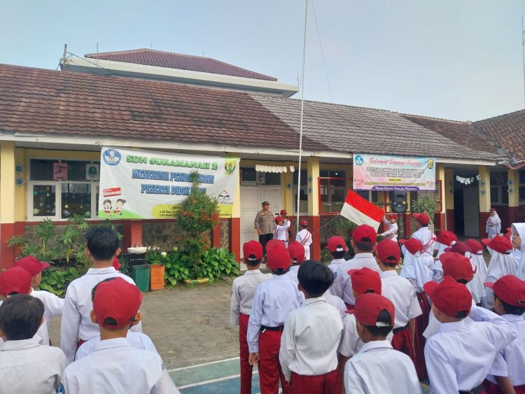 Panit Binmas Polsek Cisaat Jadi Pembina Upacara di SDN Sukamanah