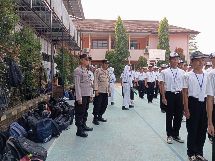 Bhabinkamtibmas Polsek Lembursitu Laksanakan Giat MPLS di SMKN 4 Kota Sukabumi