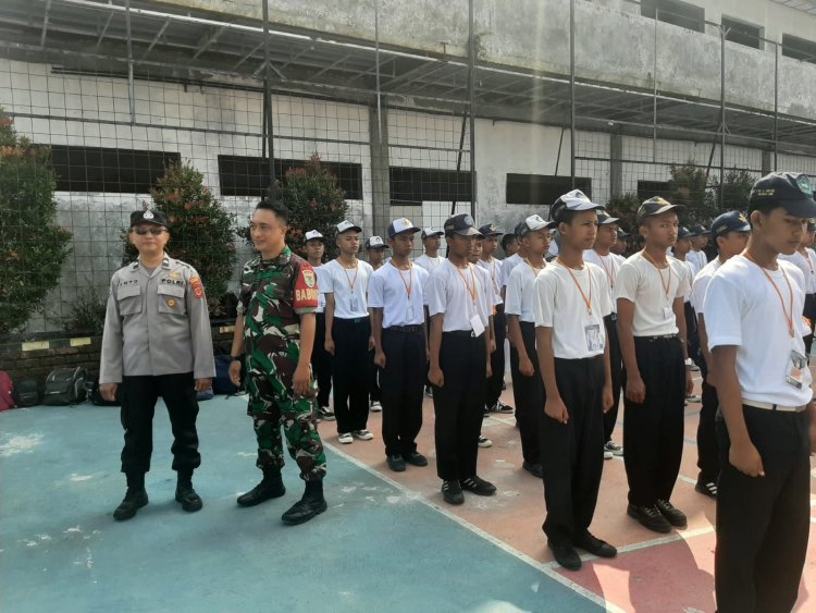 Bhabinkamtibmas Polsek Lembursitu Laksanakan Giat MPLS di SMKN 4 Kota Sukabumi