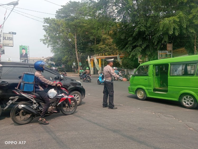 Antisipasi Kemacetan, Polsek Cisaat Gelar Gatur Lalin Siang