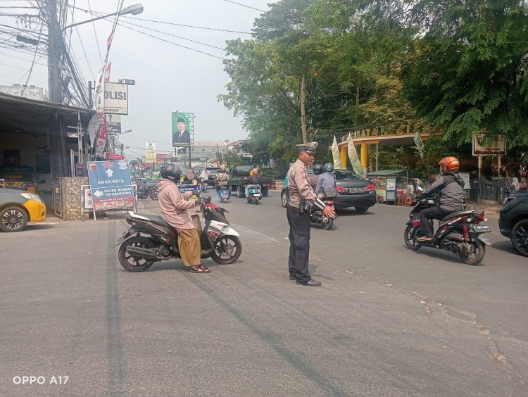 Antisipasi Kemacetan, Polsek Cisaat Gelar Gatur Lalin Siang