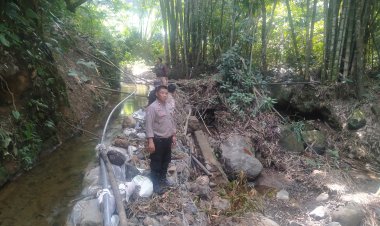 Tanggapi Keluhan Warga Pemdes Sukamekar Bersama Bhabinkamtibmas Cek Tanggul Sungai Jebol