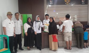 PLT Camat Sukalarang Monitoring Penyaluran Pembagian Beras di Desa Semplak