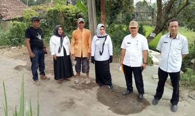 Pemcam Sukalarang Lakukan Monitoring Perbaikan Jalan di Desa Semplak