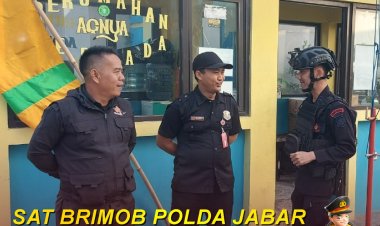 Sat Brimob Polda Jabar Sasar Lingkungan Perumahan dan Berikan Himbauan Kamtibmas
